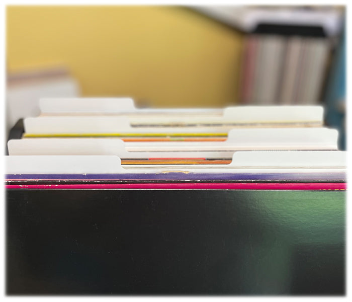 DIVISORES DE PLÁSTICO BLANCO CON ELEVADOR PARA CATALOGAR DISCOS SIMPLES DE 45 RPM 7" (20 uds.)