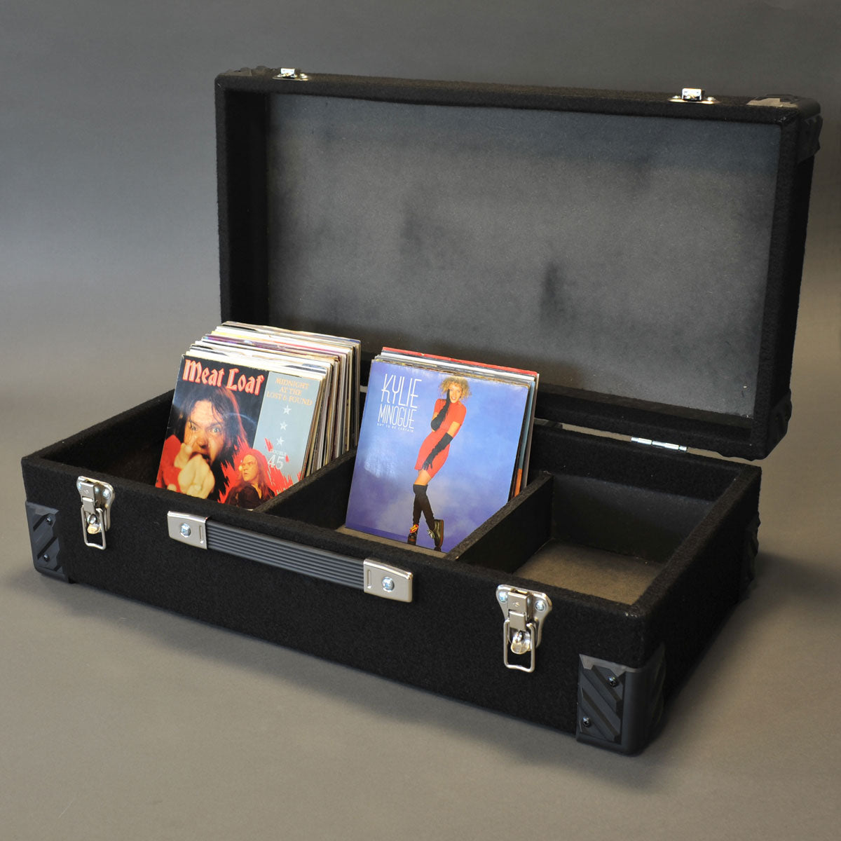 Mit schwarzem Stoff überzogener Holzkoffer für 300 Schallplatten mit 7 Zoll und 45 U/min
